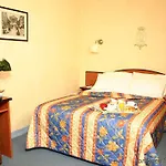 Louvre Hotel 2*