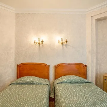 Louvre Hotel 2*
