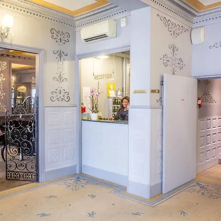 Louvre Hotel 2*